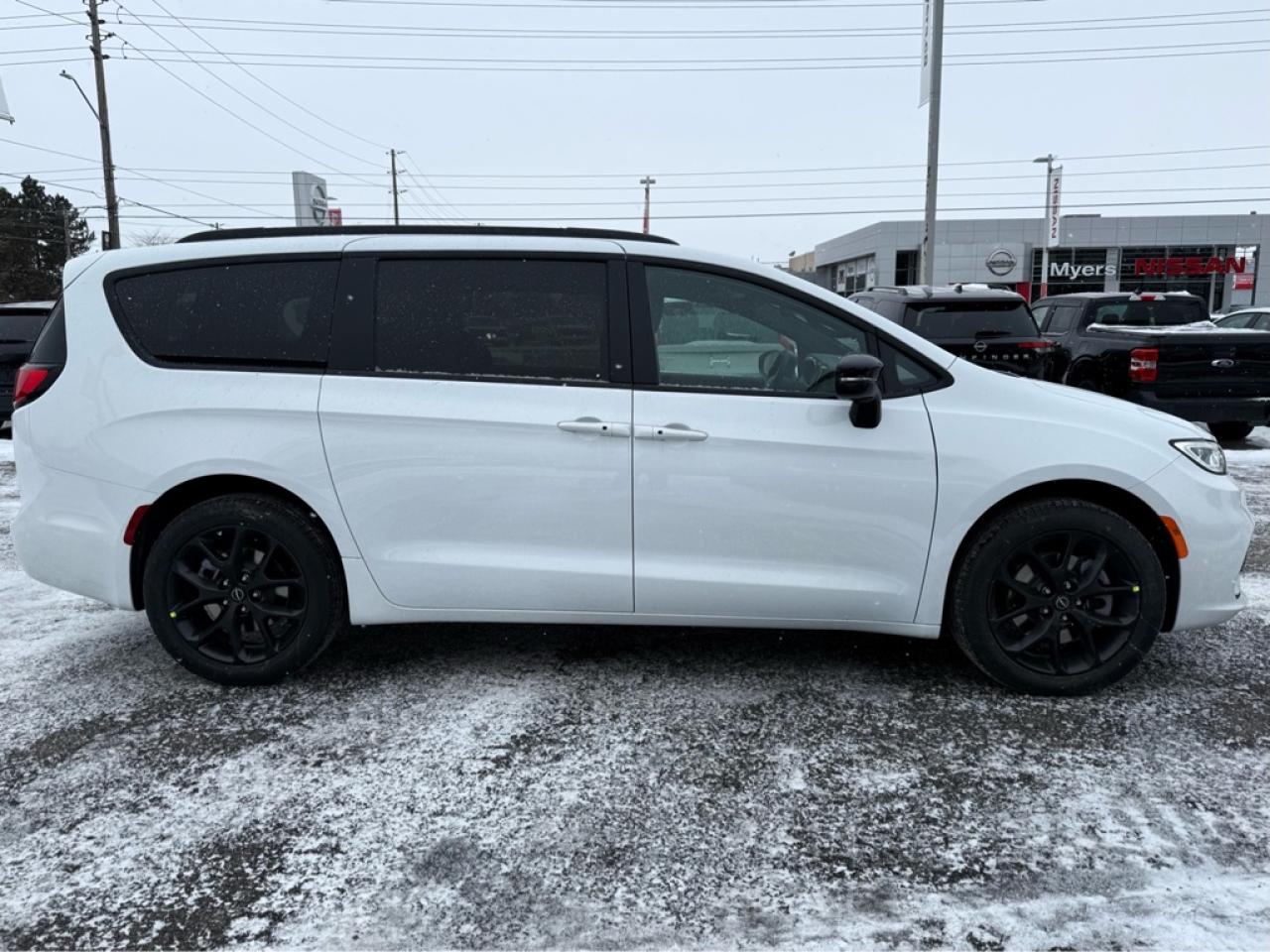 2026 Chrysler Pacifica Select AWD  - $184.15 /Wk Photo4