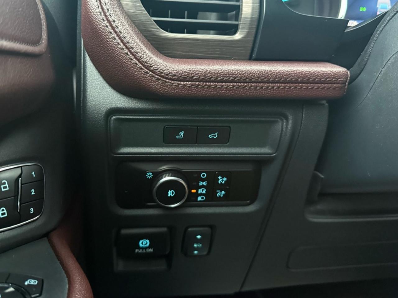 2023 Ford Expedition Limited   - Sunroof -  Cooled Seats Photo