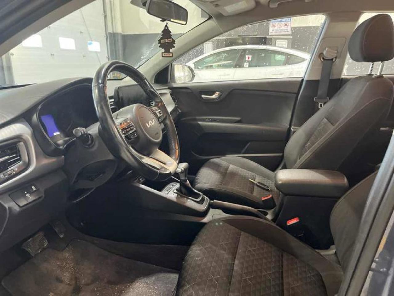 2022 Kia Rio 5-Door LX+ | Back Up Camera | Carplay and Android Auto | Cruise Control | Heated Seats | and More ! Photo2