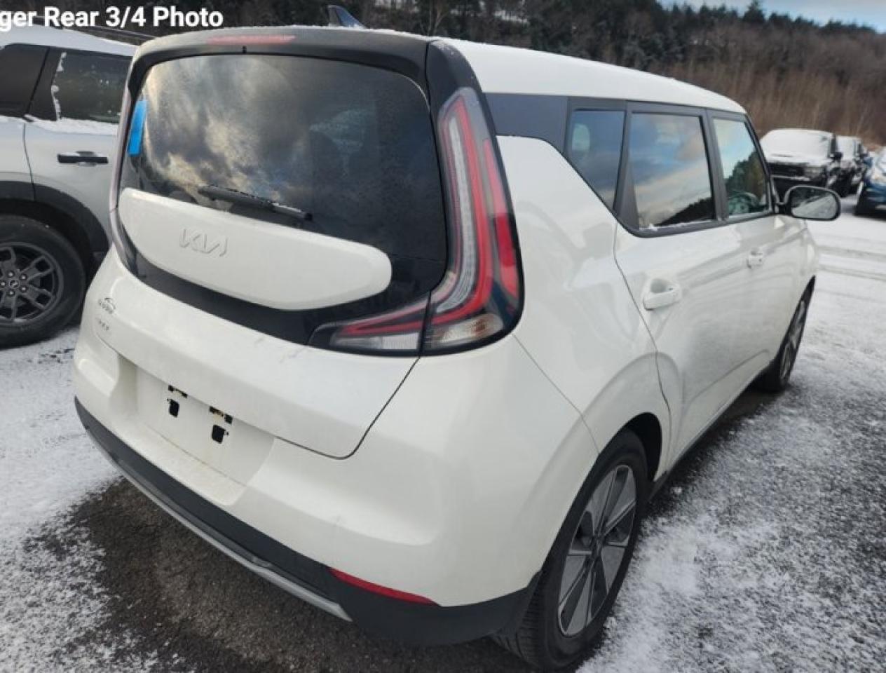 2023 Kia Soul EV EV Limited | Long Range | Leather | Sunroof | Nav | Heated + Cooled Seats | Heated Wheel and More ! Photo4