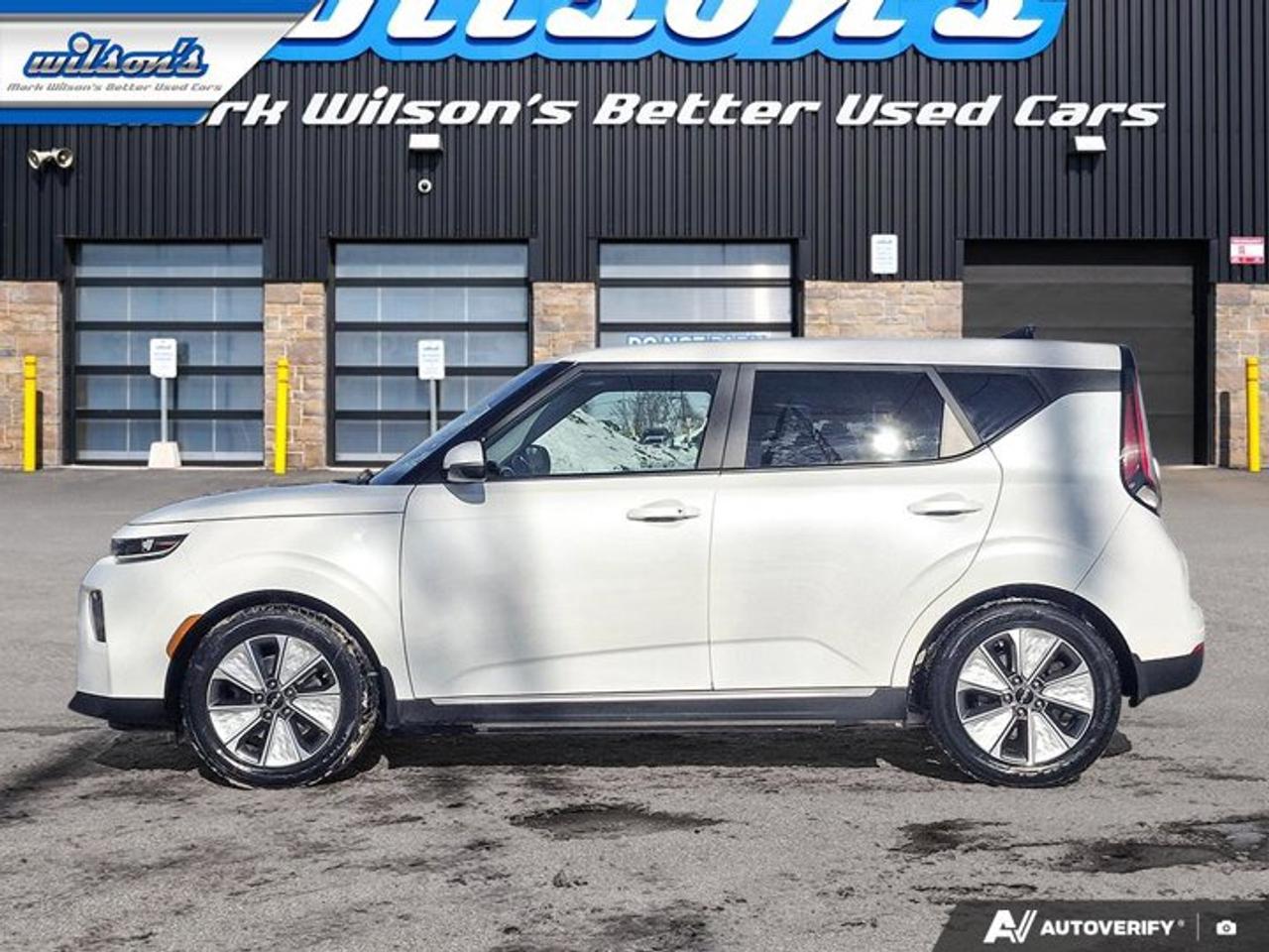 2023 Kia Soul EV EV Limited | Long Range | Leather | Sunroof | Nav | Heated + Cooled Seats | Heated Wheel and More ! Photo