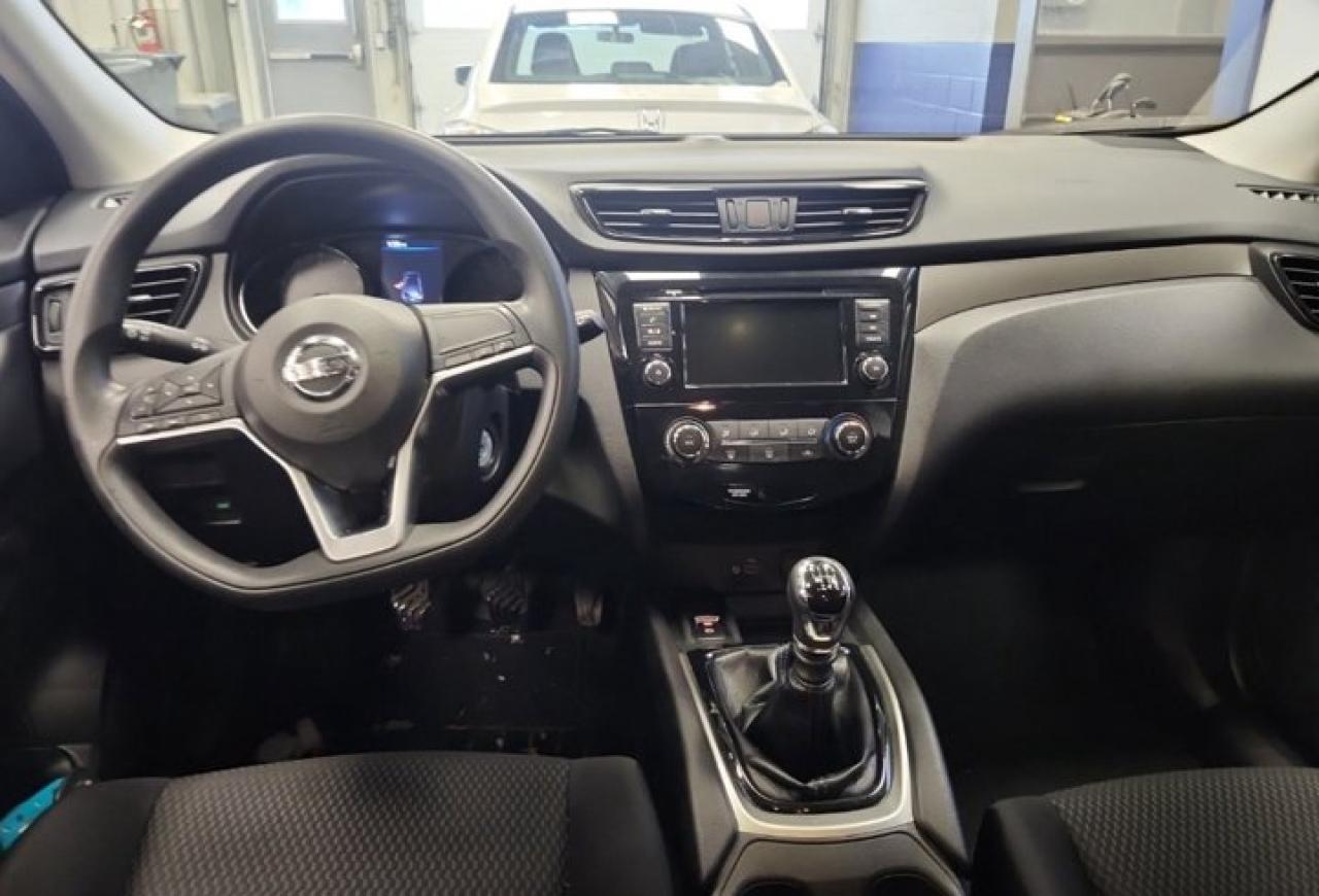 2019 Nissan Qashqai S | 6-Speed Manual | CarPlay + Android | Heated Seats | Rear Camera | and More ! Photo