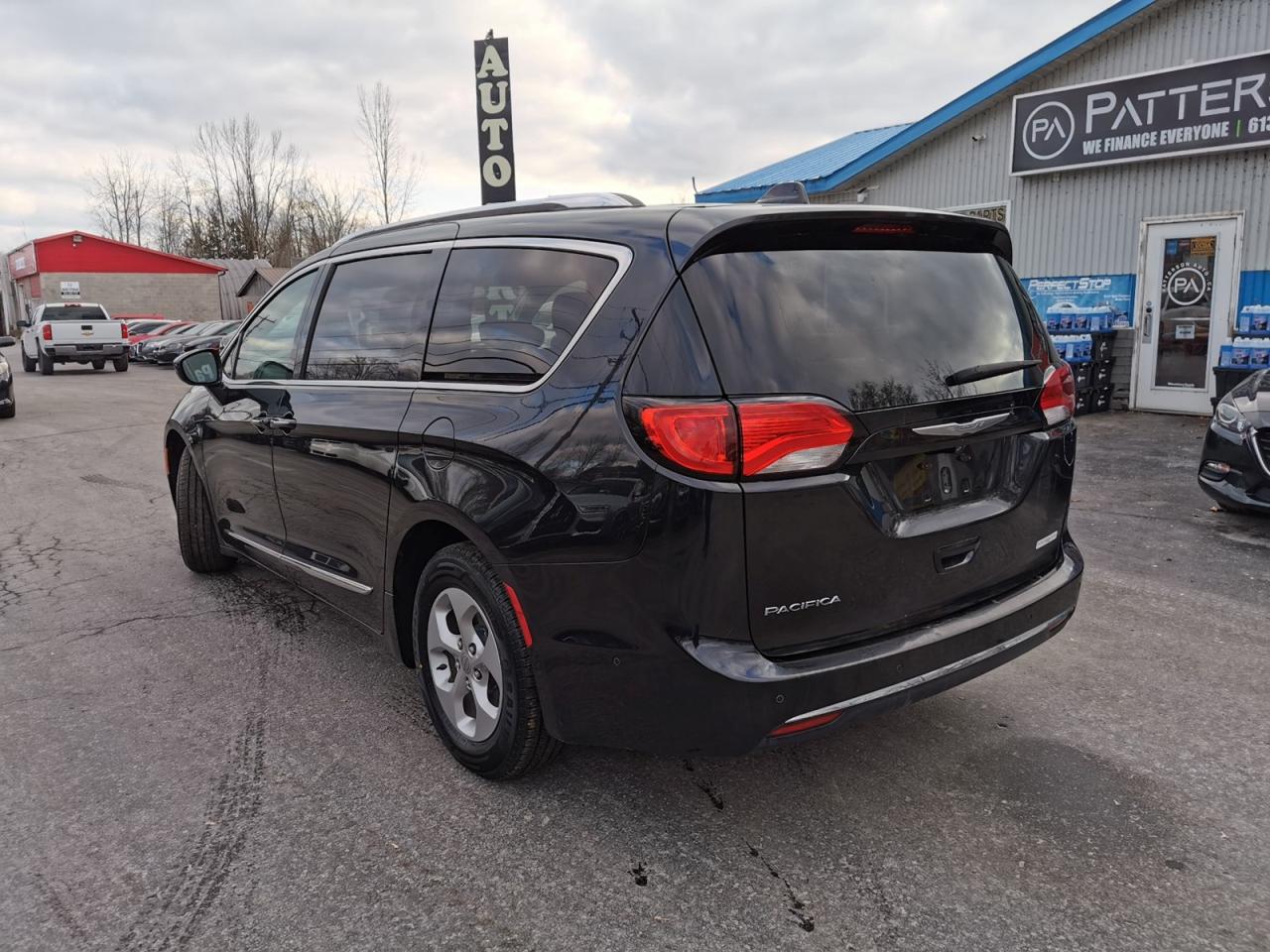 2017 Chrysler Pacifica Touring-L Plus Photo2