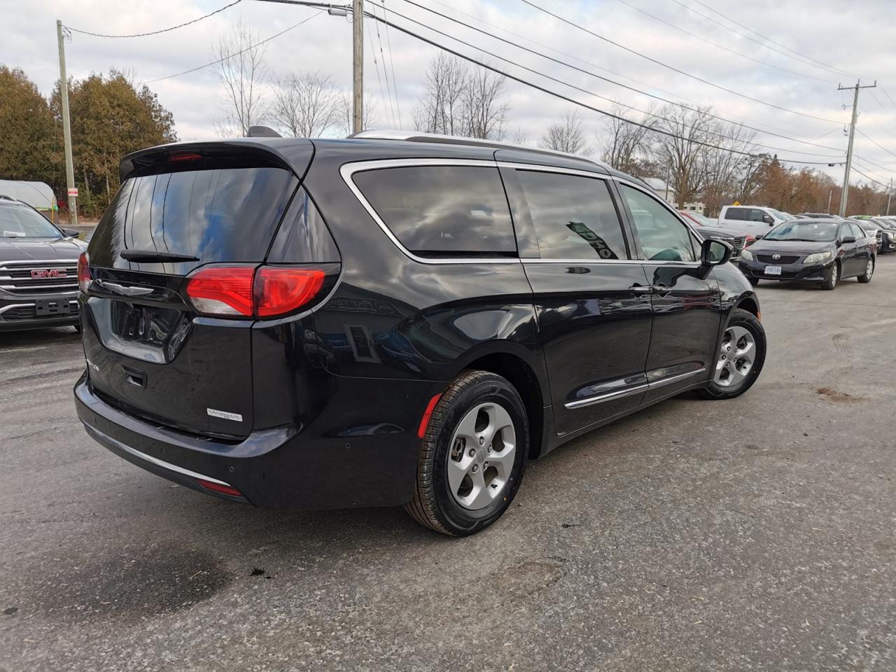 2017 Chrysler Pacifica Touring-L Plus Photo4