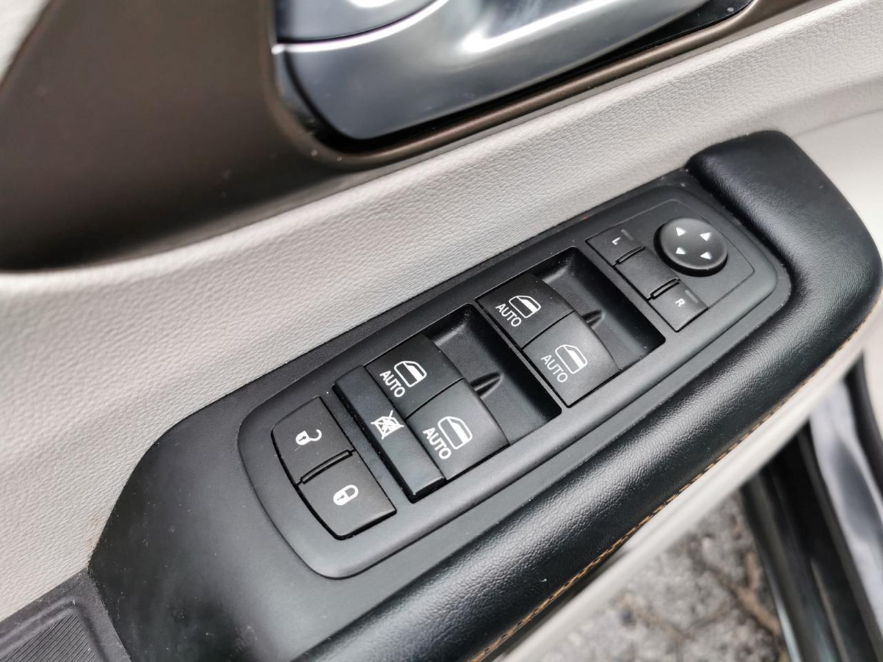 2017 Chrysler Pacifica Touring-L Plus - Photo #9