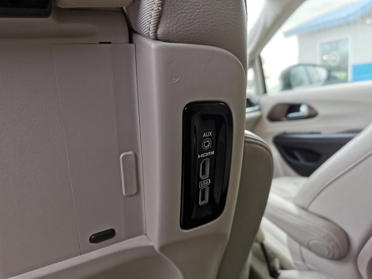 2017 Chrysler Pacifica Touring-L Plus - Photo #16