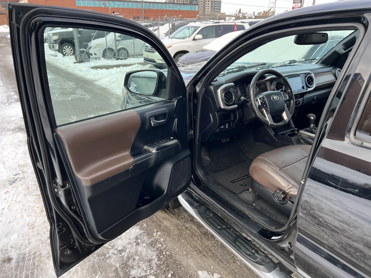 2016 Toyota Tacoma LIMITED Photo