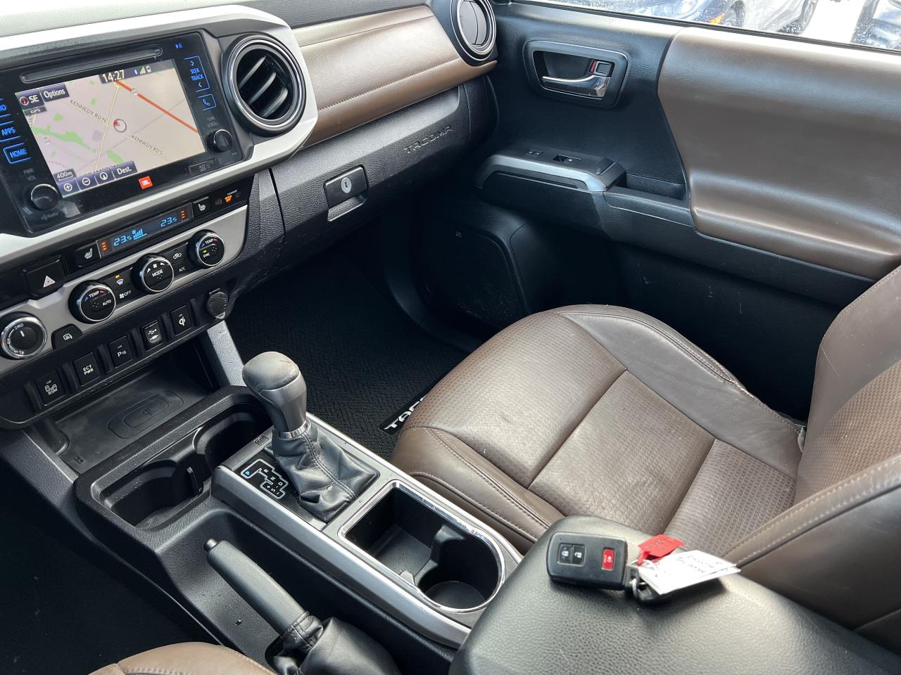 2016 Toyota Tacoma LIMITED Photo