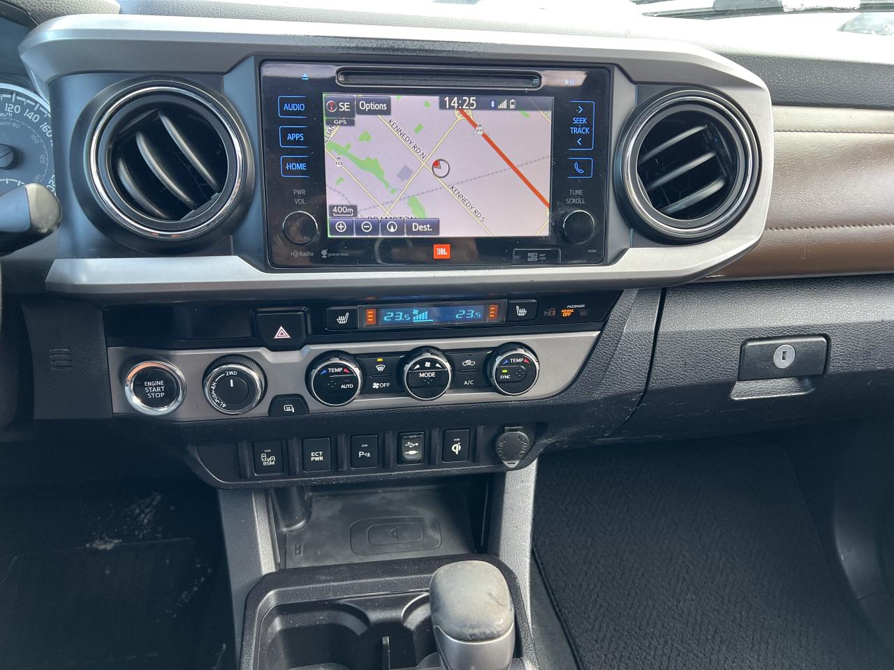 2016 Toyota Tacoma LIMITED Photo