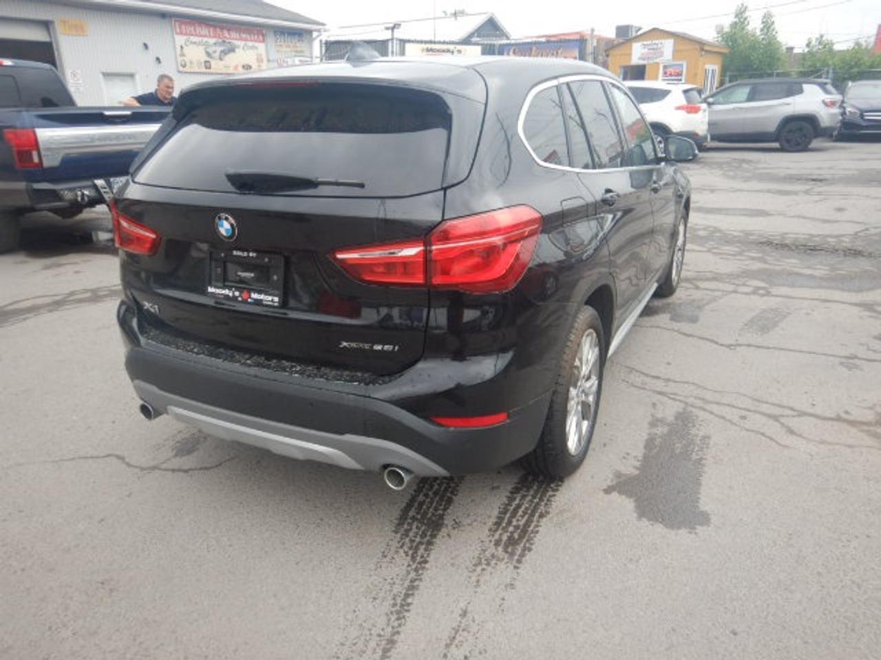 2018 BMW X1 xDrive28i Photo3