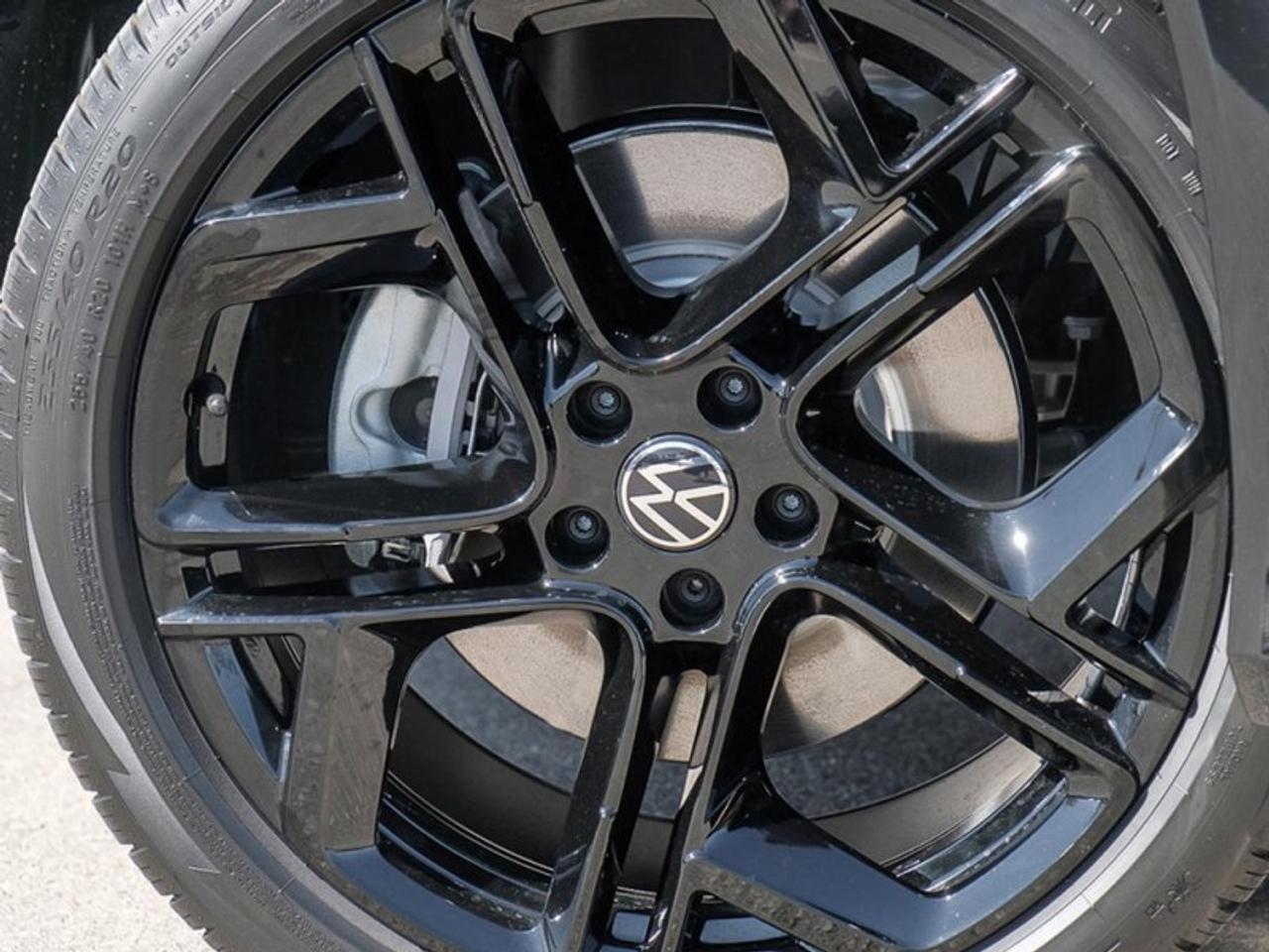 2026 Volkswagen Tiguan Comfortline R-Line Black Edition Photo