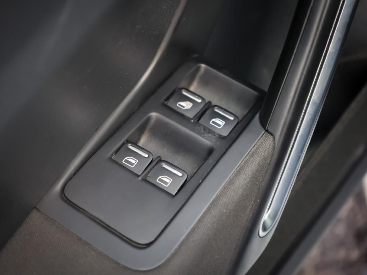 2018 Volkswagen Beetle Coupe Trendline 2.0T 6sp at w/Tip Photo