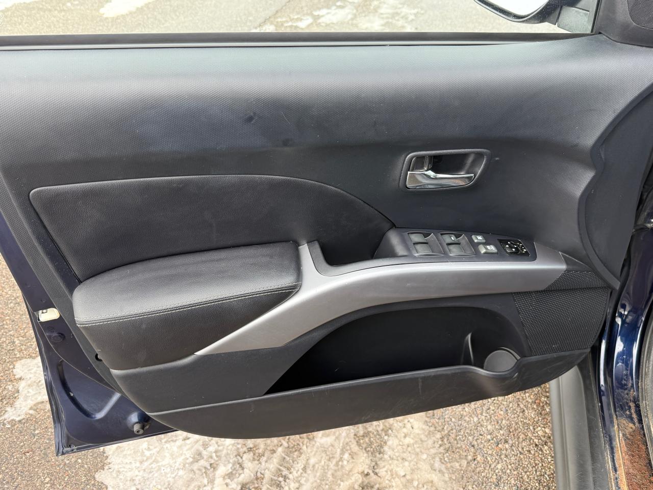 2012 Mitsubishi Outlander ES Photo