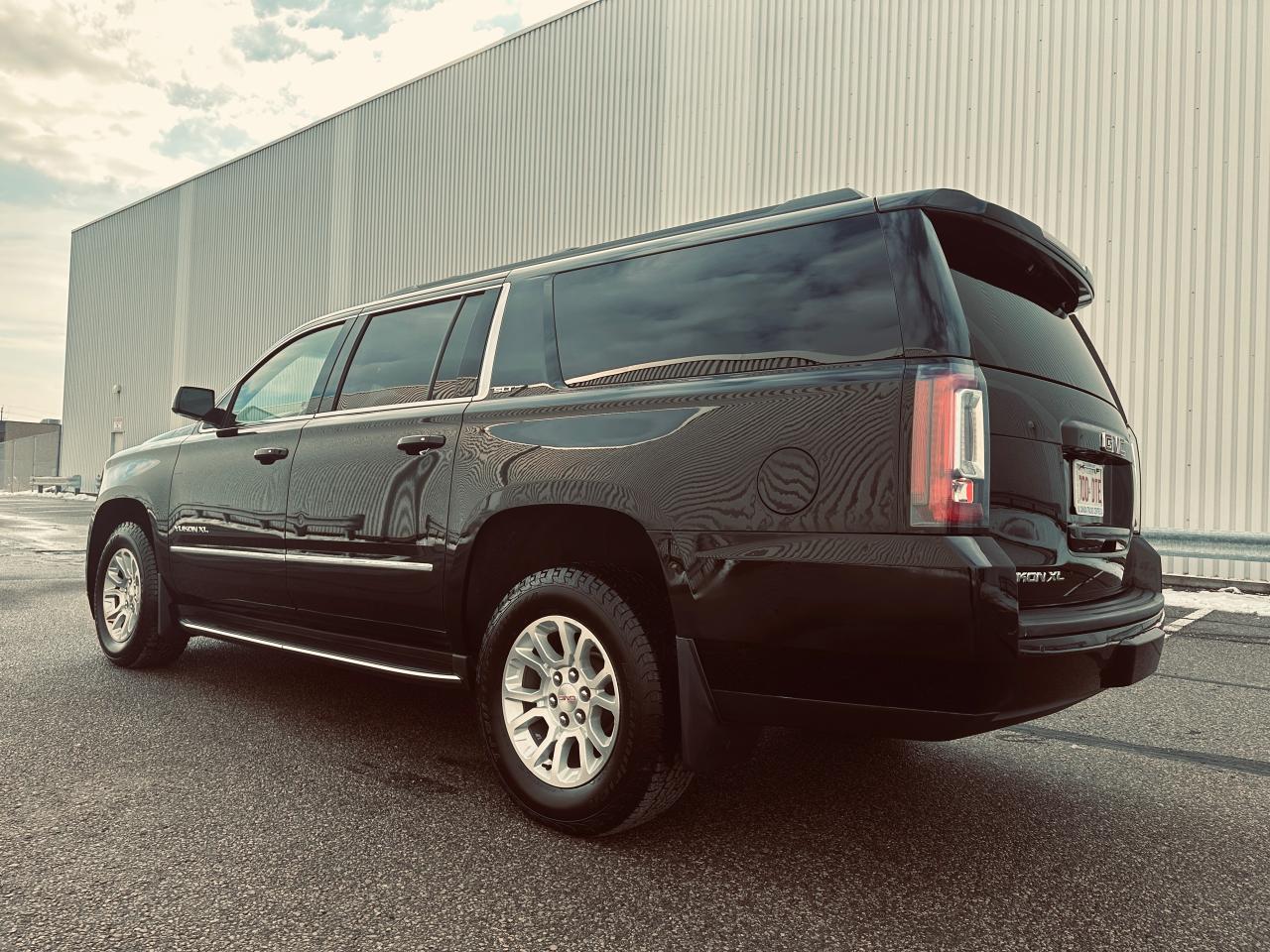 2017 GMC Yukon XL SLT Triple Black 8 Passengers Photo4