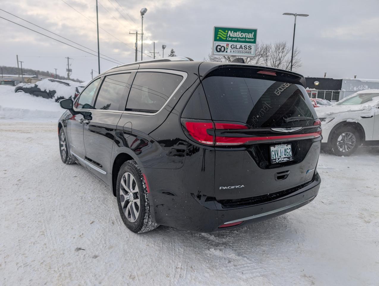 2024 Chrysler Pacifica Hybrid Pinnacle Photo2