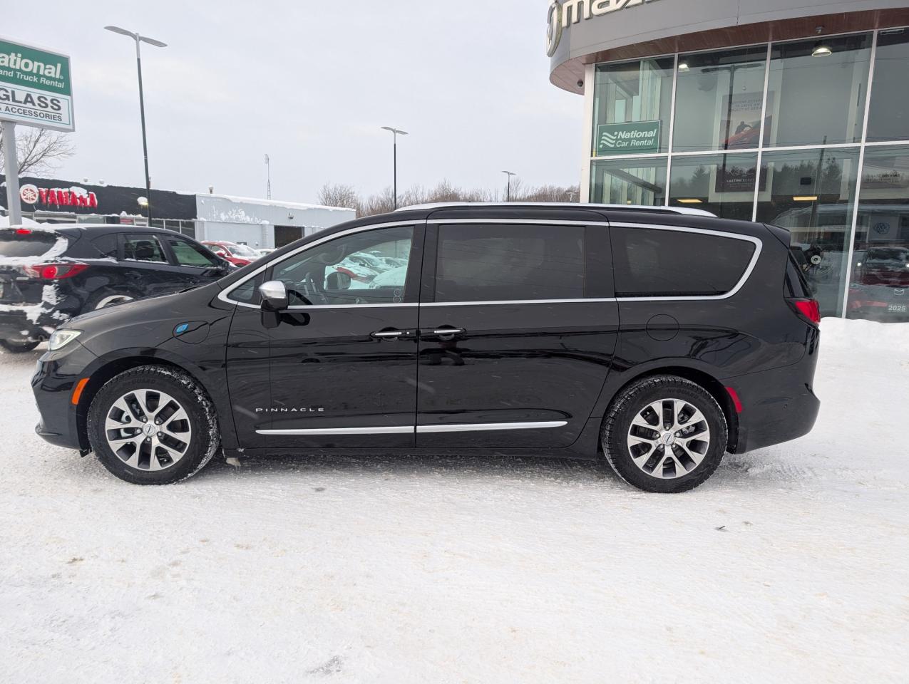 2024 Chrysler Pacifica Hybrid Pinnacle Photo