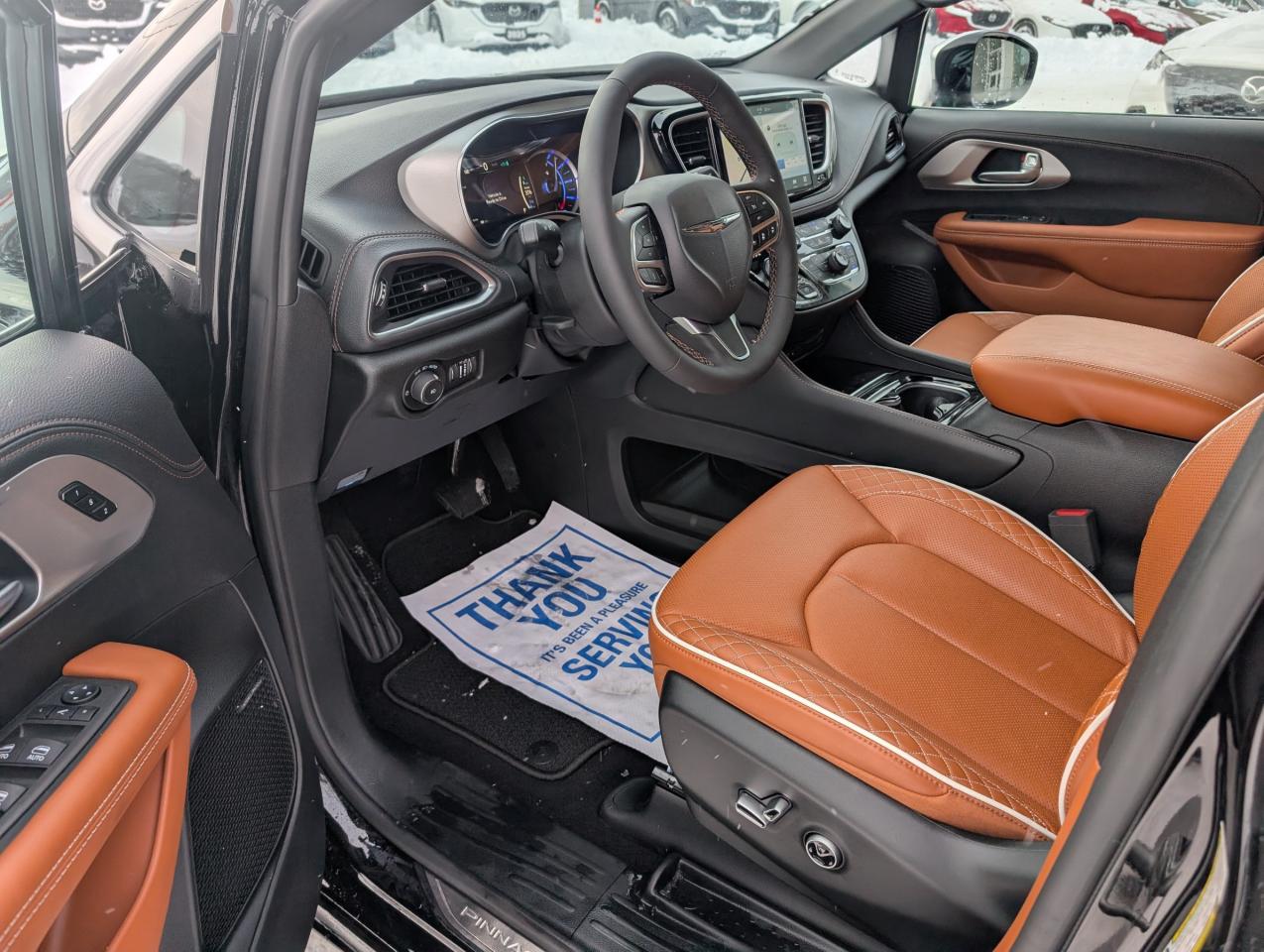 2024 Chrysler Pacifica Hybrid Pinnacle Photo