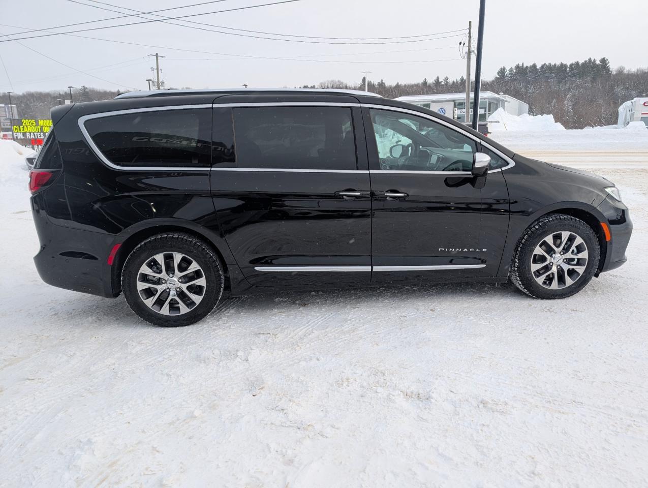 2024 Chrysler Pacifica Hybrid Pinnacle Photo