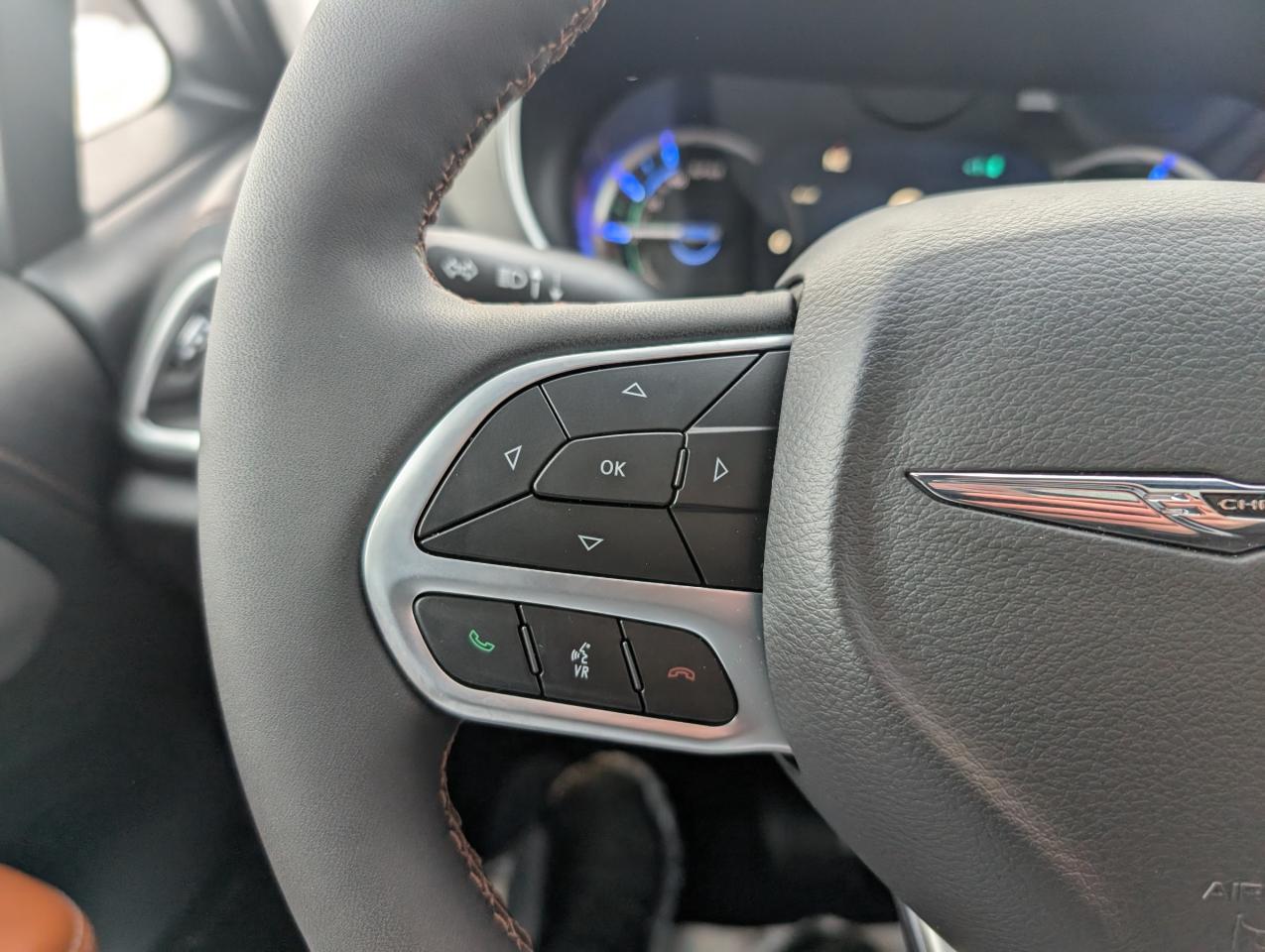 2024 Chrysler Pacifica Hybrid Pinnacle Photo