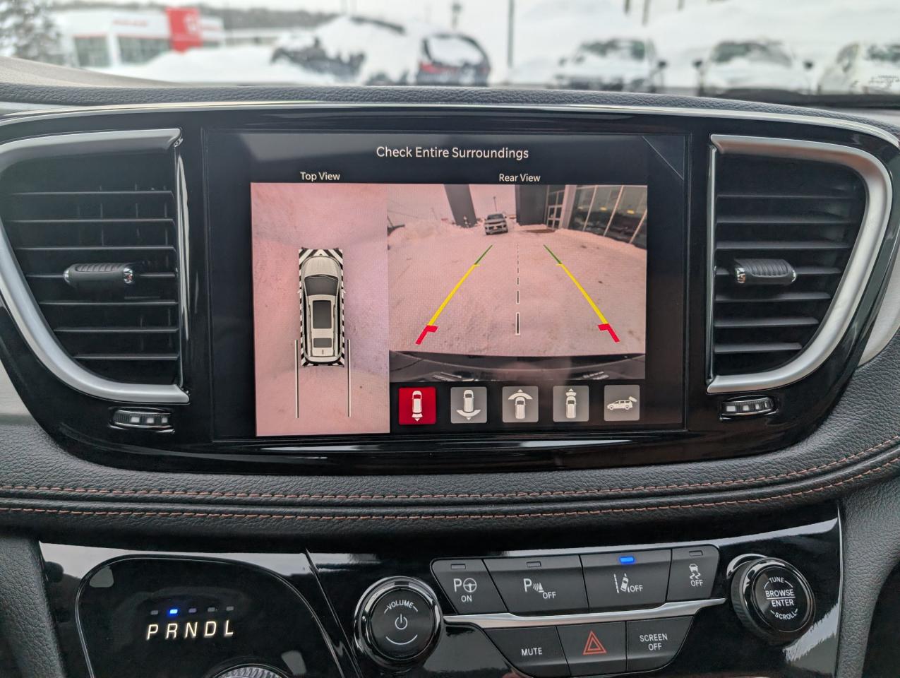 2024 Chrysler Pacifica Hybrid Pinnacle Photo