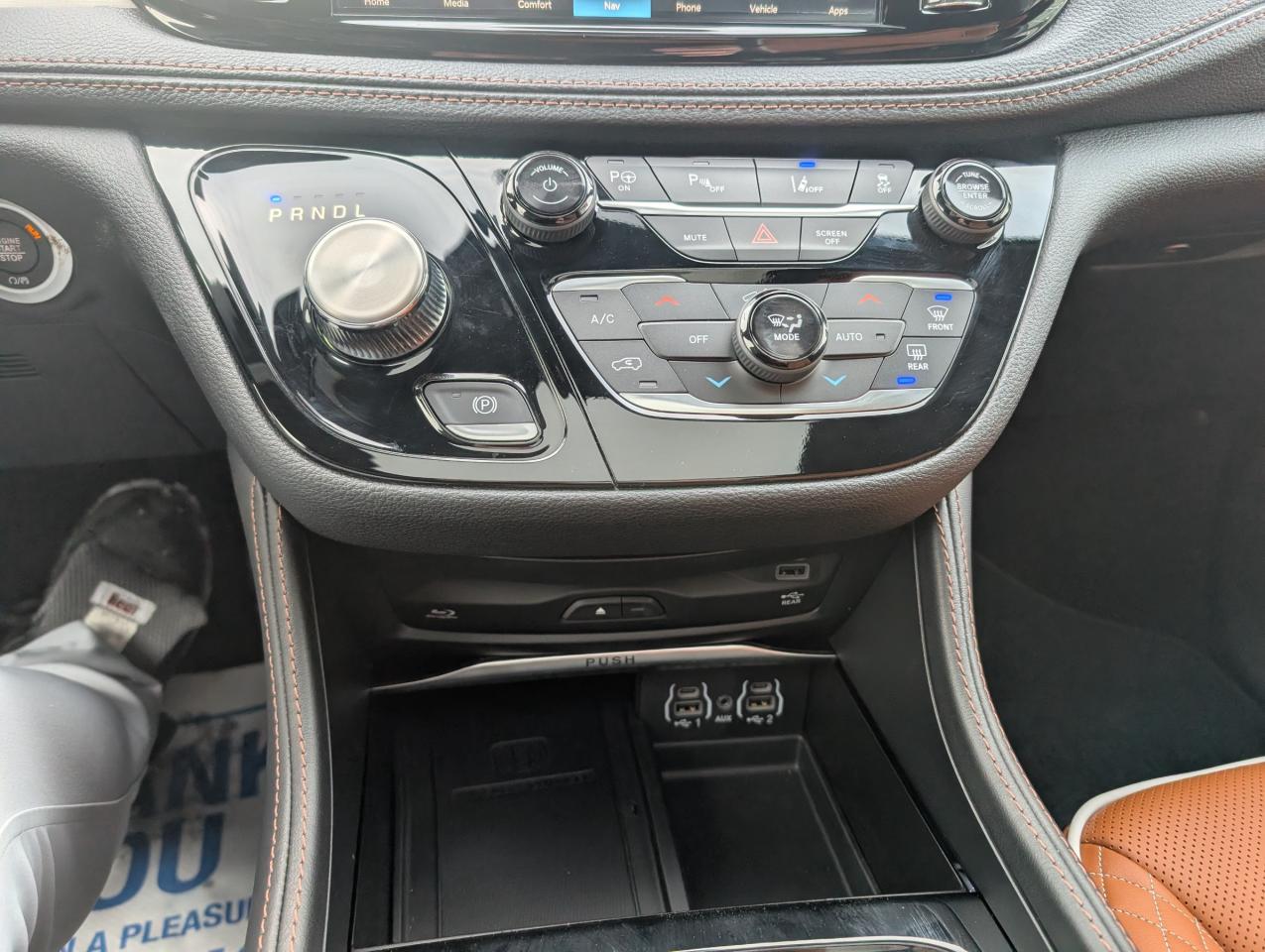 2024 Chrysler Pacifica Hybrid Pinnacle Photo