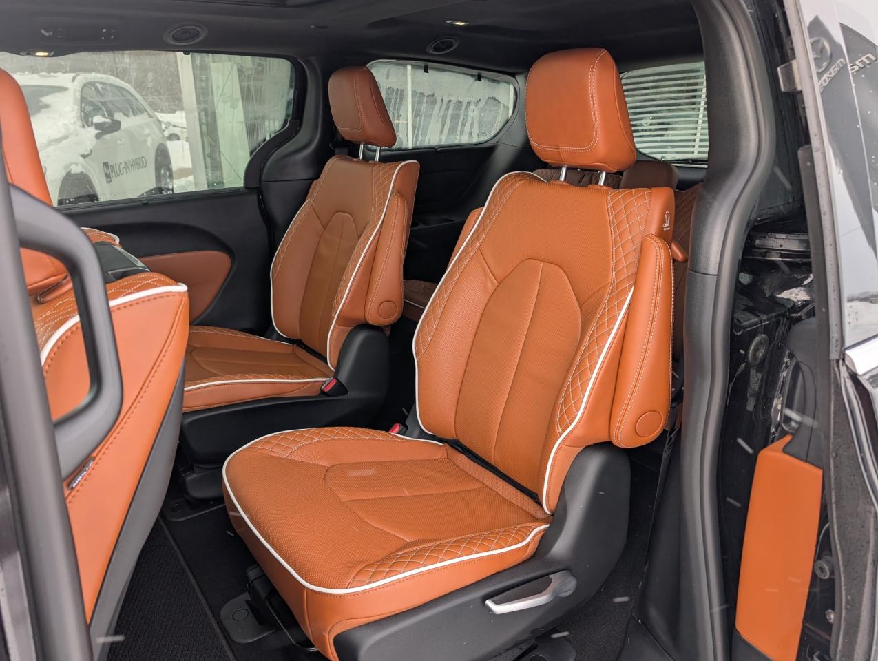 2024 Chrysler Pacifica Hybrid Pinnacle Photo