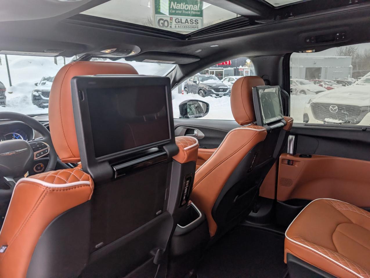 2024 Chrysler Pacifica Hybrid Pinnacle Photo