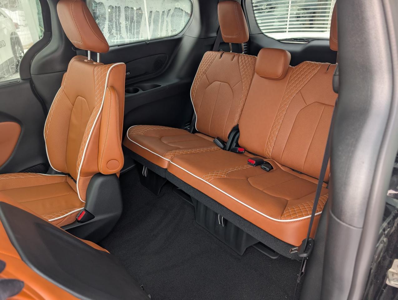 2024 Chrysler Pacifica Hybrid Pinnacle Photo