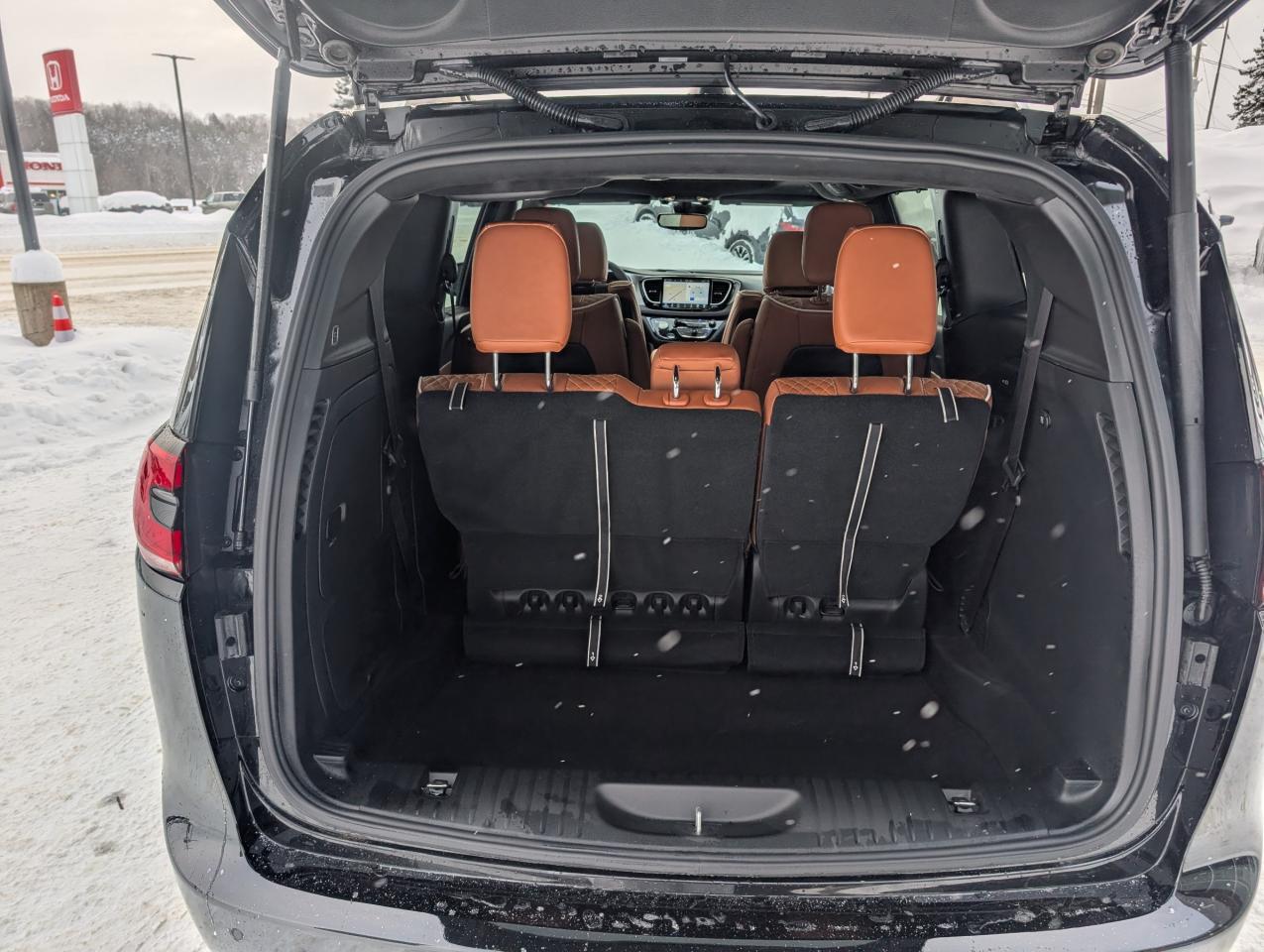 2024 Chrysler Pacifica Hybrid Pinnacle Photo