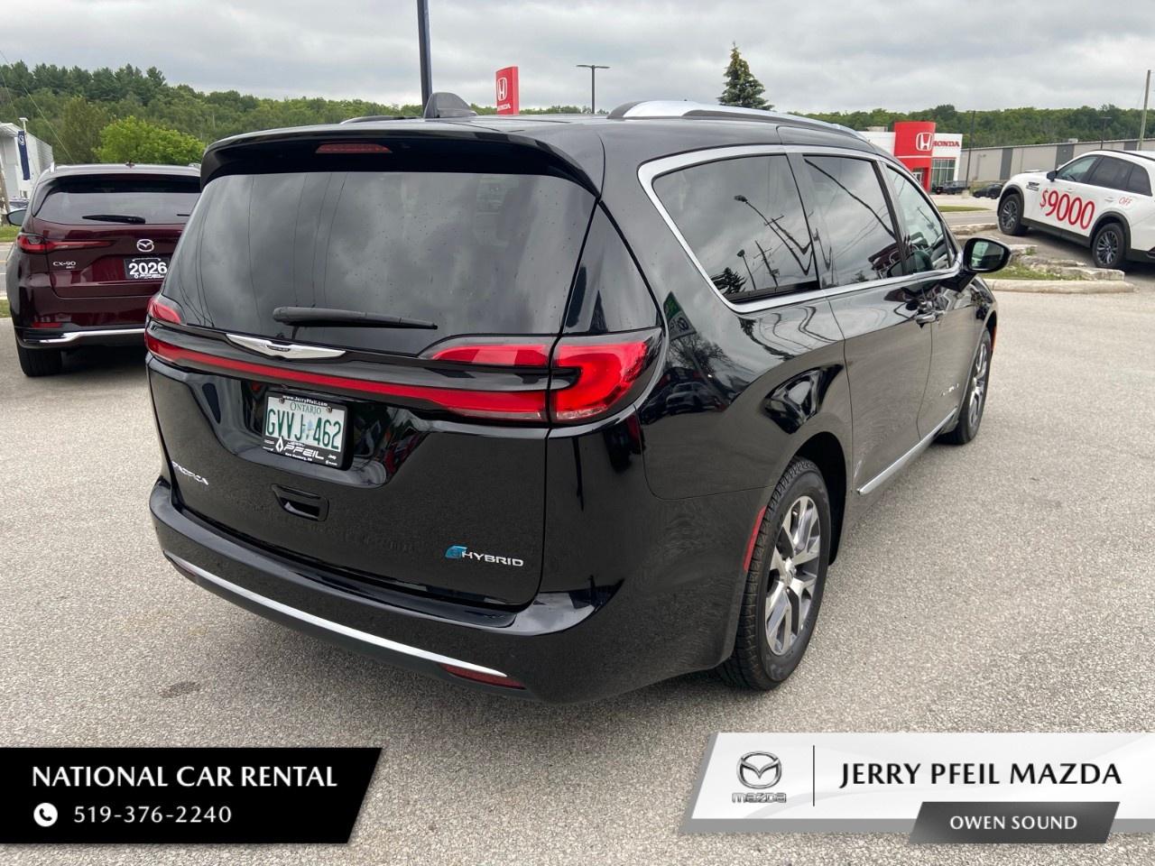 2024 Chrysler Pacifica Hybrid Pinnacle 2WD Photo