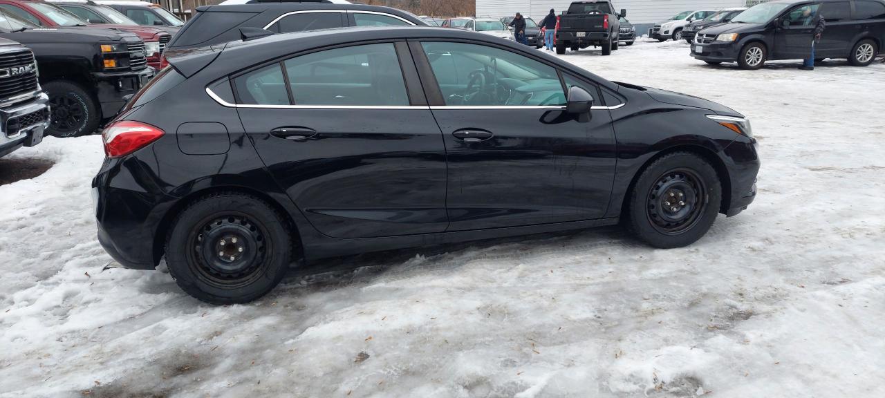 2017 Chevrolet Cruze LT Photo