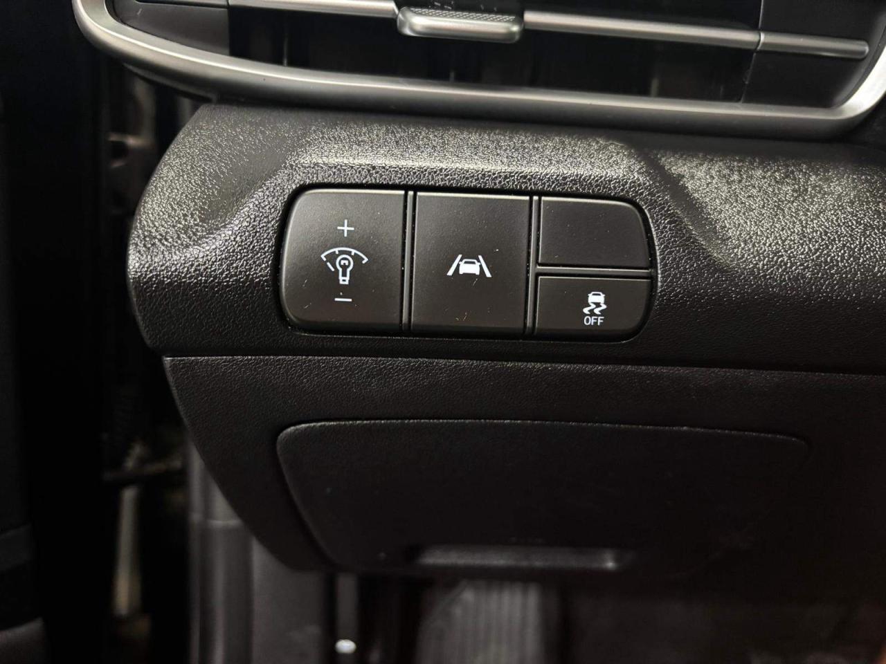 2022 Hyundai Elantra Preferred IVT $ 0 % DOWN FINANCE OAC Photo