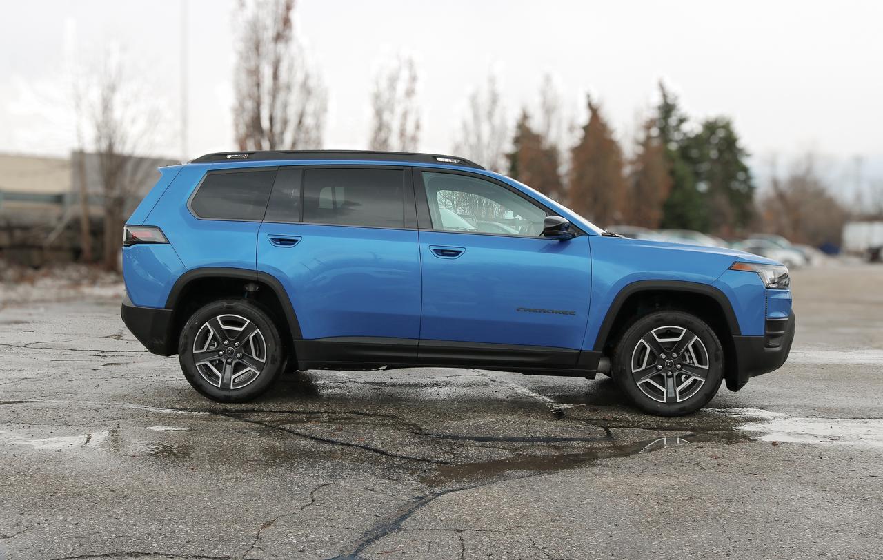 2026 Jeep Cherokee Limited 4X4 Photo3