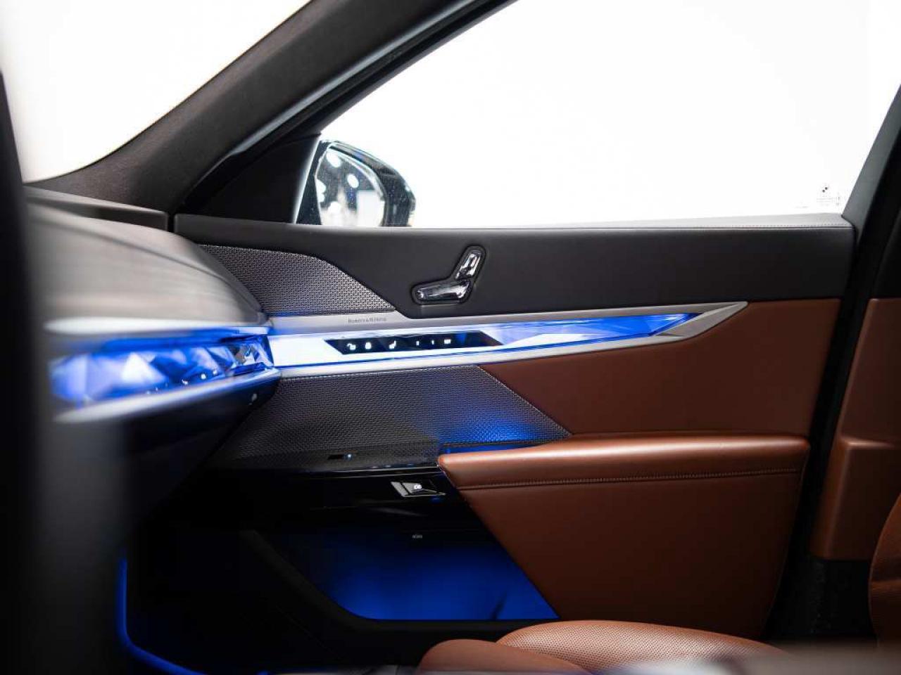 2023 BMW 7 Series 760i | M-SPORT | PREMIUM AND ENTERTAINMENT PKG Photo