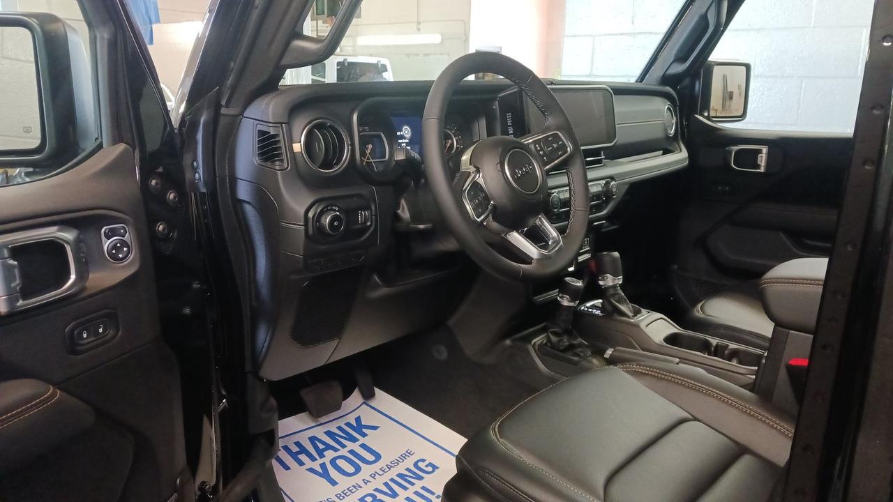 2025 Jeep Wrangler LEATHER/NAV/BODY COLOR TOP Photo