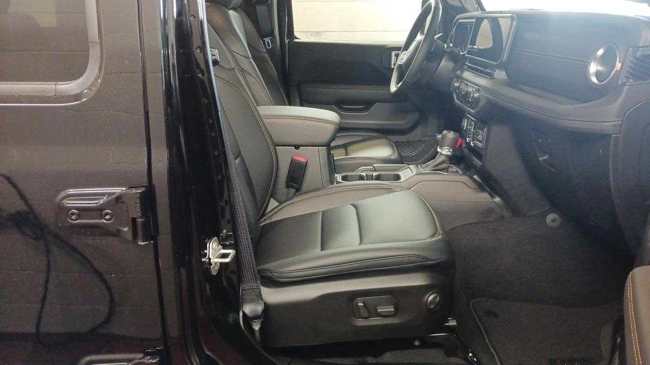 2025 Jeep Wrangler LEATHER/NAV/BODY COLOR TOP Photo