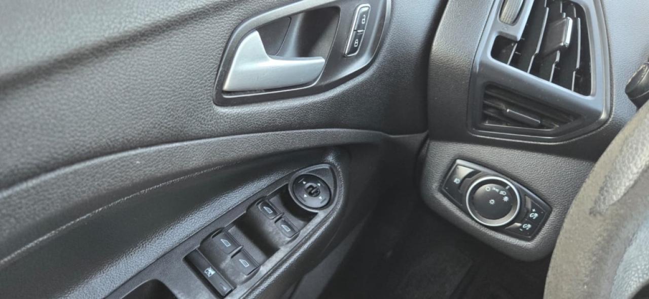 2015 Ford Escape SE 4dr Front-wheel Drive Automatic Photo