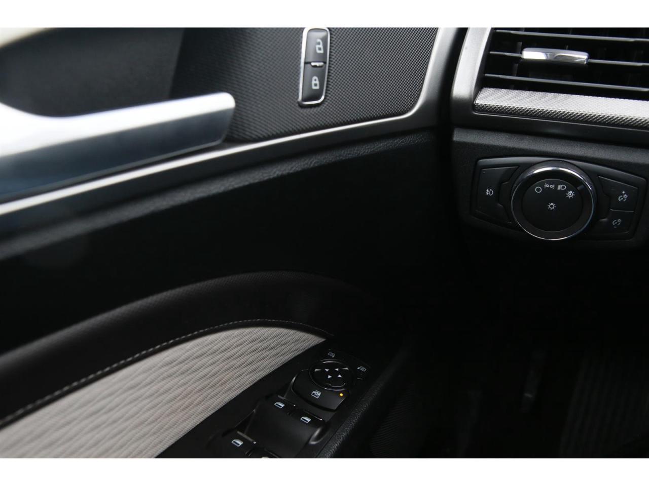 2019 Ford Fusion SE Photo