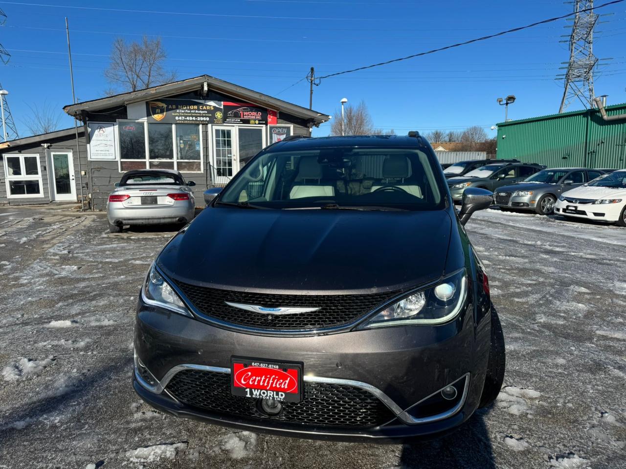 2017 Chrysler Pacifica Limited Photo2