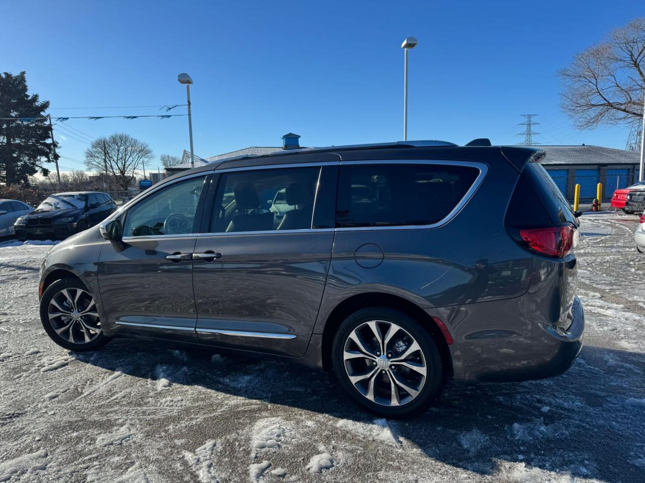 2017 Chrysler Pacifica Limited Photo3