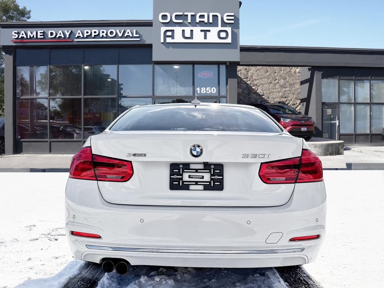 2017 BMW 3 Series 330i xDrive Sedan Photo4