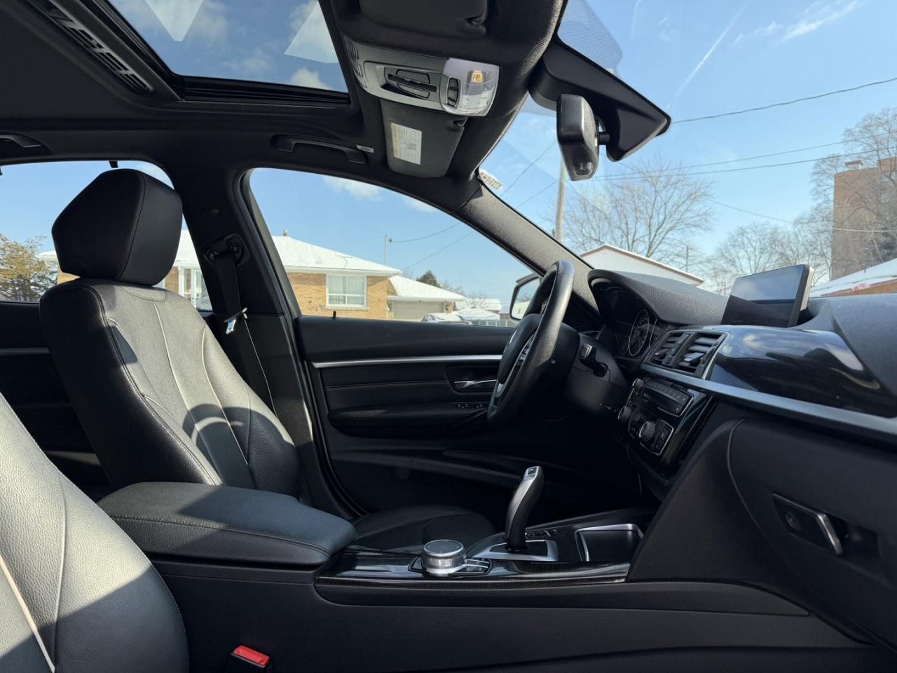 2017 BMW 3 Series 330i xDrive Sedan Photo