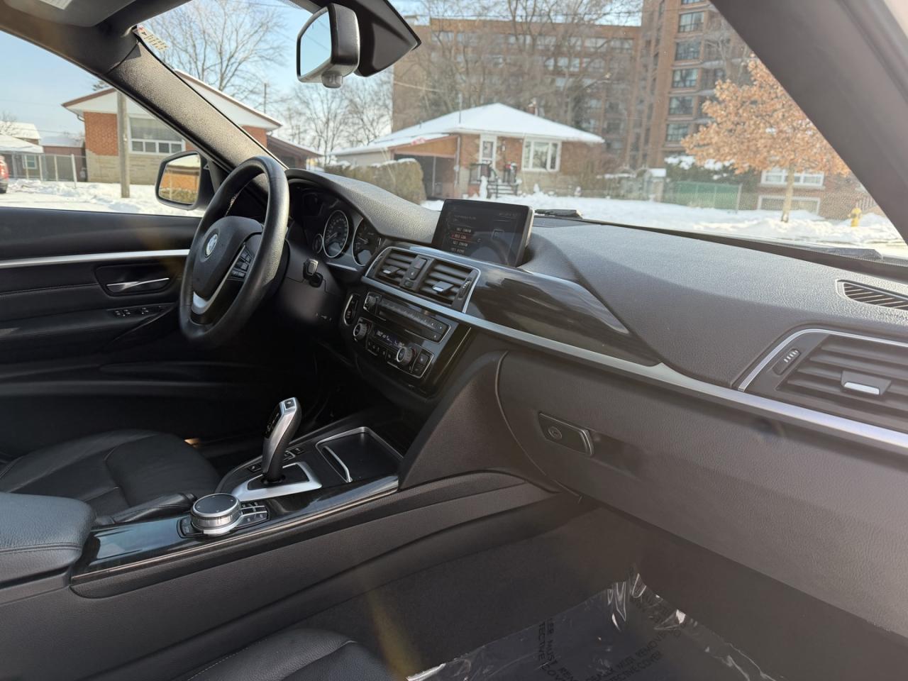 2017 BMW 3 Series 330i xDrive Sedan Photo