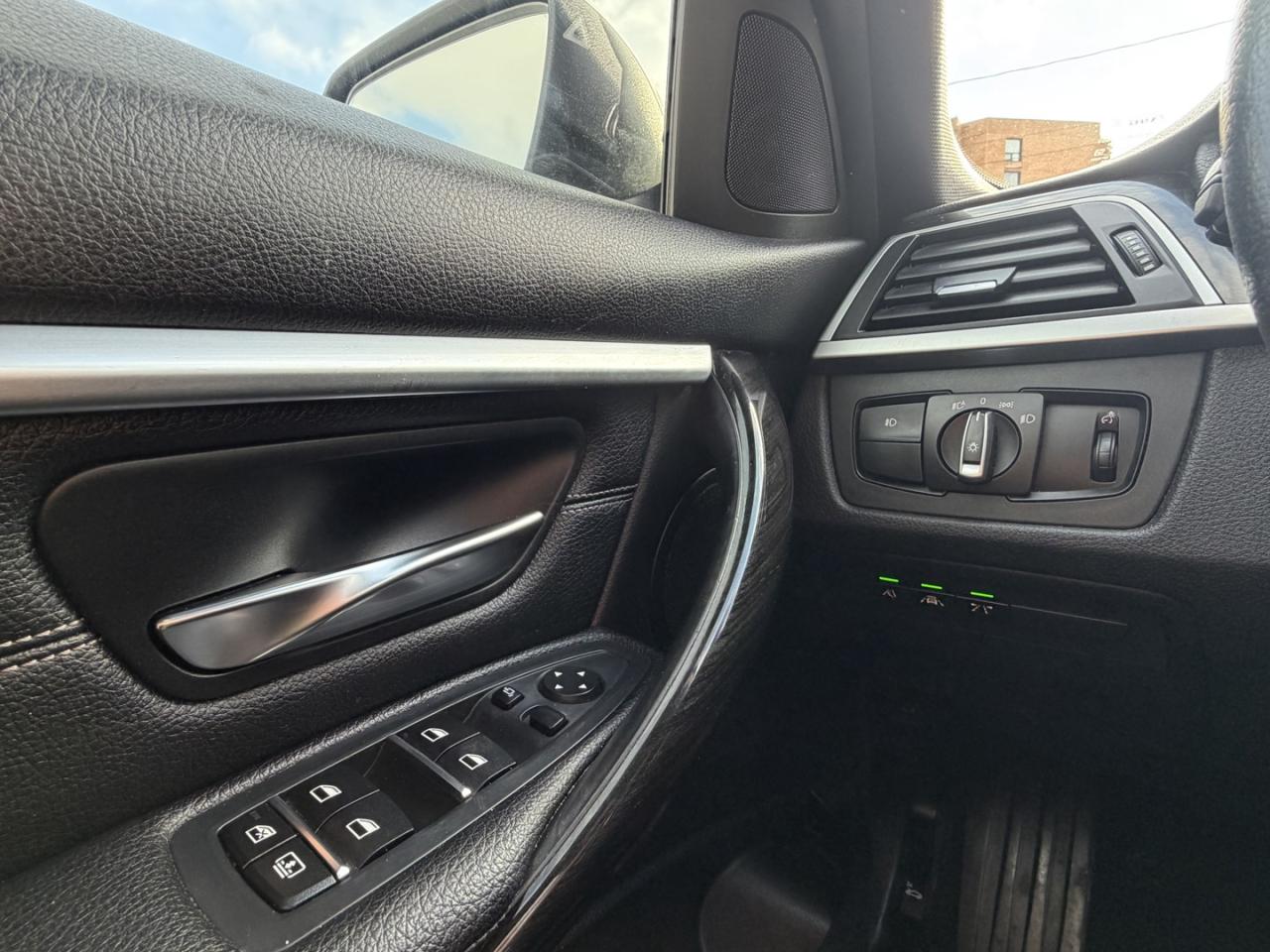 2017 BMW 3 Series 330i xDrive Sedan Photo