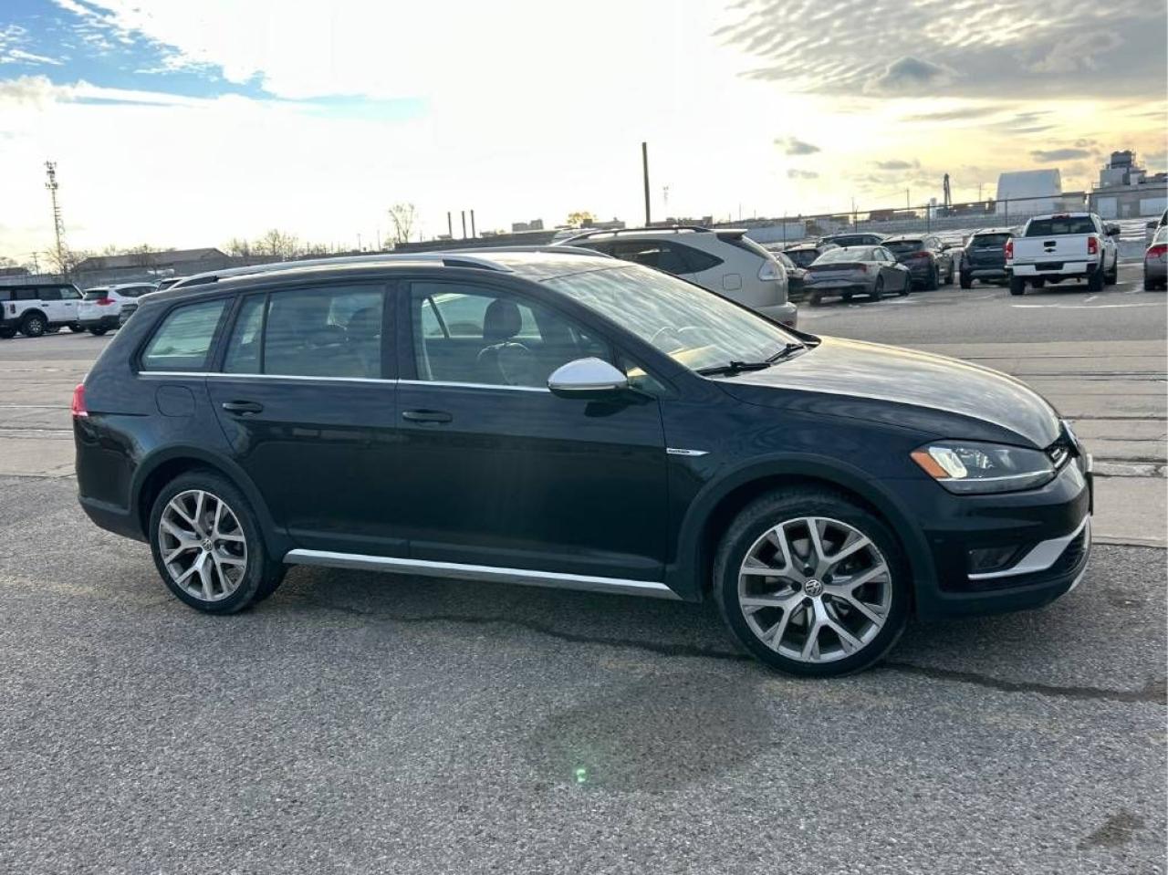 2017 Volkswagen Golf Alltrack HIGHLINE! AWD, LEATHER, PANO ROOF, NAV, HTD SEATS! Photo3