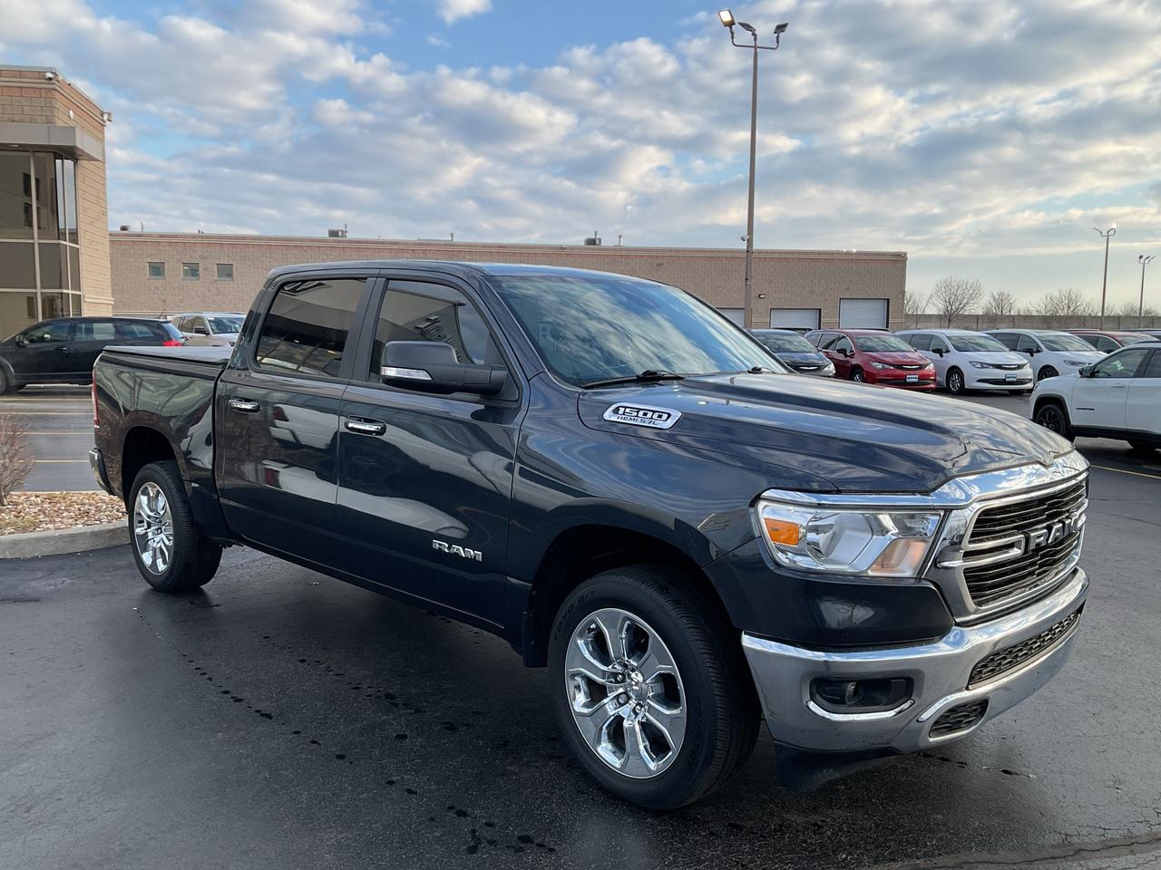 2019 RAM 1500 Crew Cab BIG HORN LVL 1 / V8 / NAV / ANDROID APPLE CARPLAY Photo
