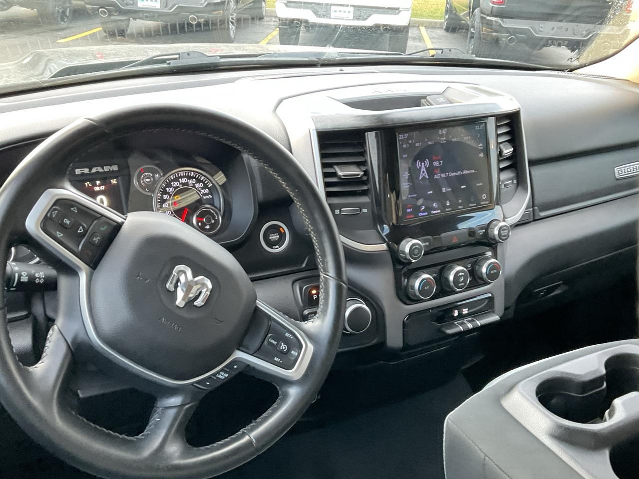 2019 RAM 1500 Crew Cab BIG HORN LVL 1 / V8 / NAV / ANDROID APPLE CARPLAY Photo