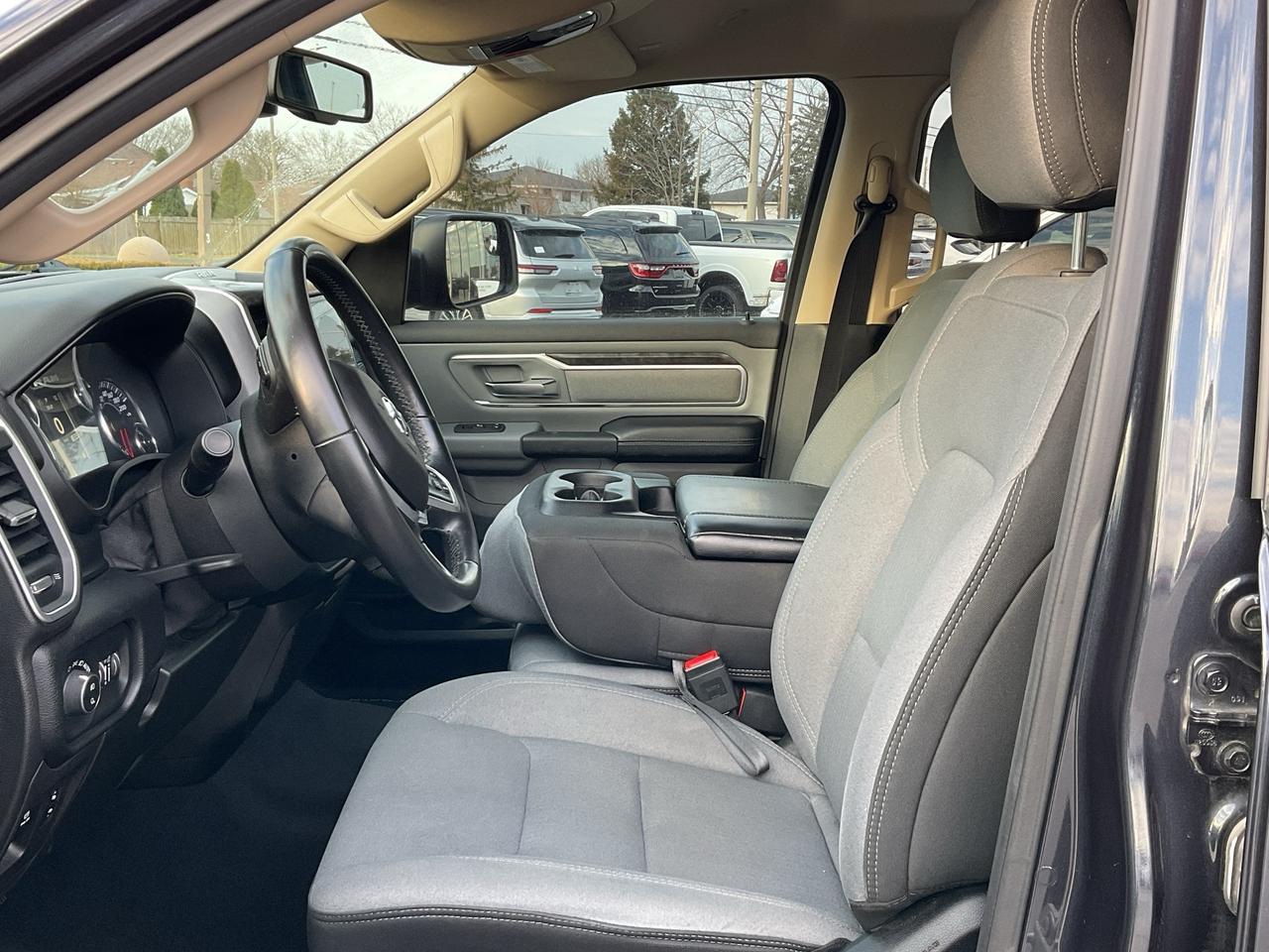 2019 RAM 1500 Crew Cab BIG HORN LVL 1 / V8 / NAV / ANDROID APPLE CARPLAY Photo