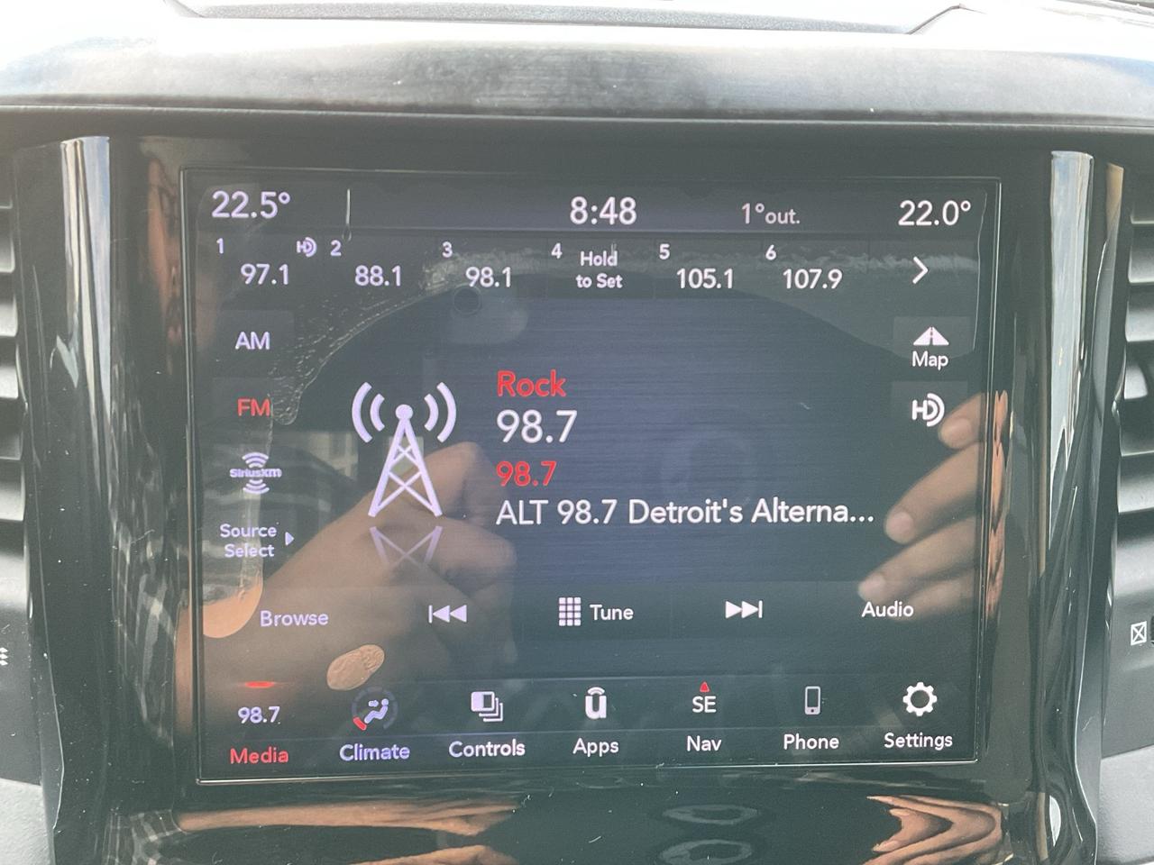 2019 RAM 1500 Crew Cab BIG HORN LVL 1 / V8 / NAV / ANDROID APPLE CARPLAY Photo