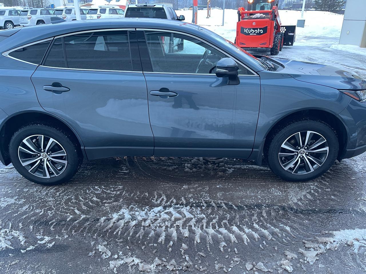 2024 Toyota Venza LE Photo3